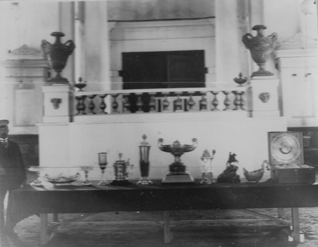 Стол с призами победителям императорского автопробега 1910