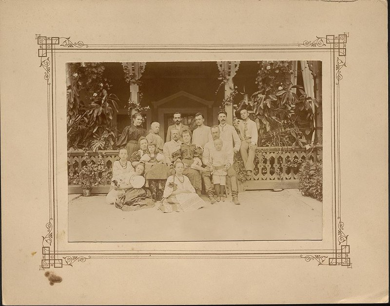 Семья Мекк с детьми и родственниками на террасе усадебного дома 1892 Госкаталог 30457863